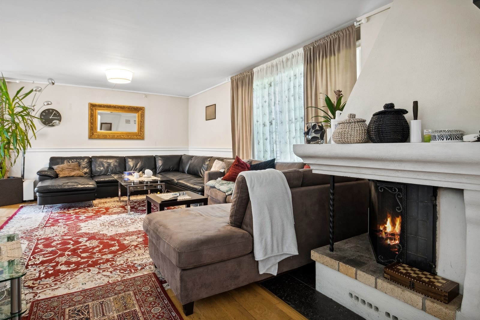 Stuen har en kjekk og praktisk vinkelløsning som gjør at den enkelt kan møbleres i flere soner. Galleribilde