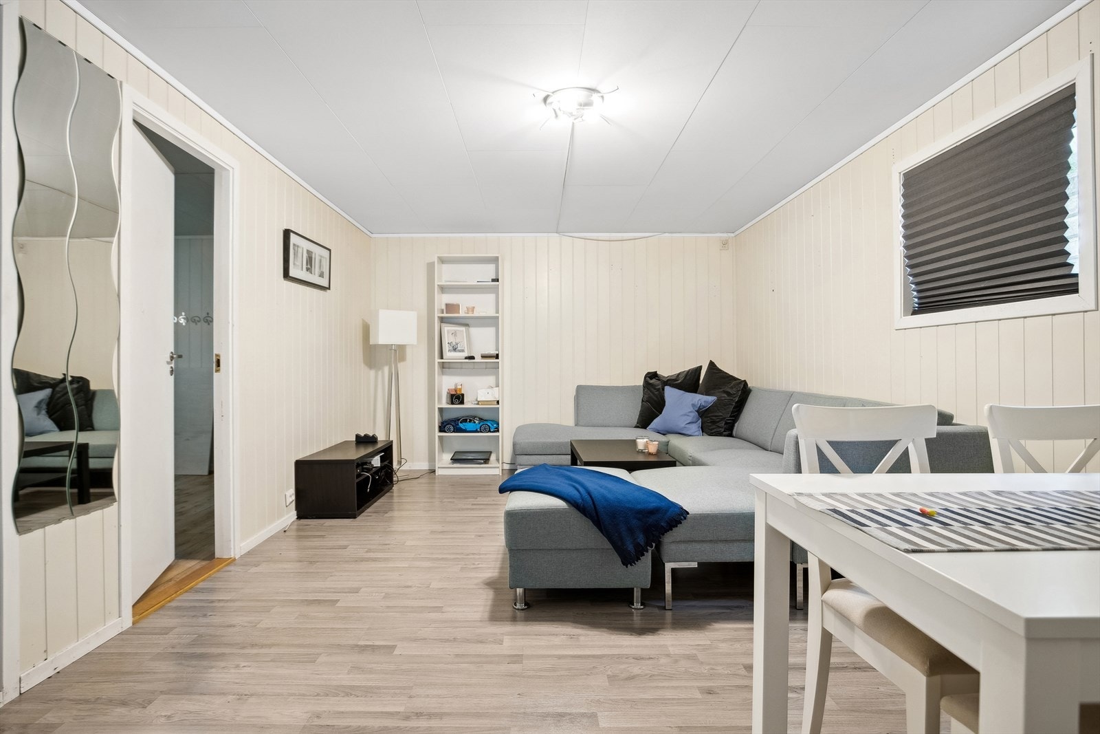 Rommet har plass til sofagruppe og spisestue. Galleribilde