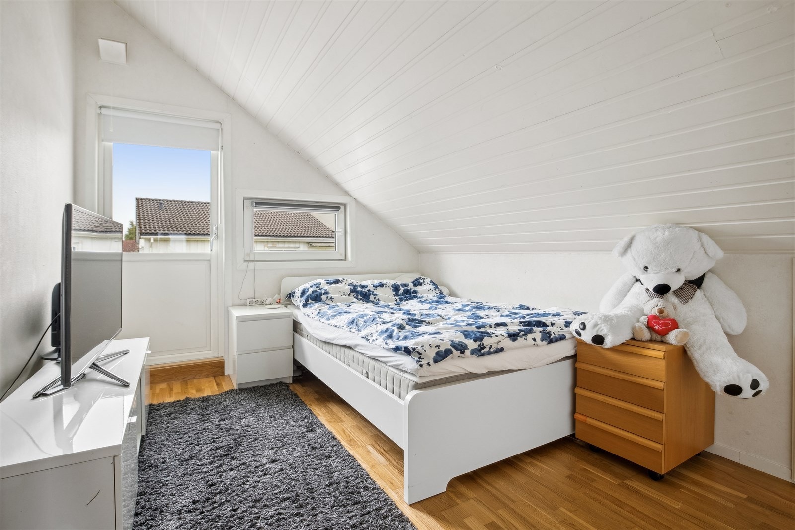 I 2. etasje finner du oså 3 soverom, det ene med utgang til balkong. Galleribilde