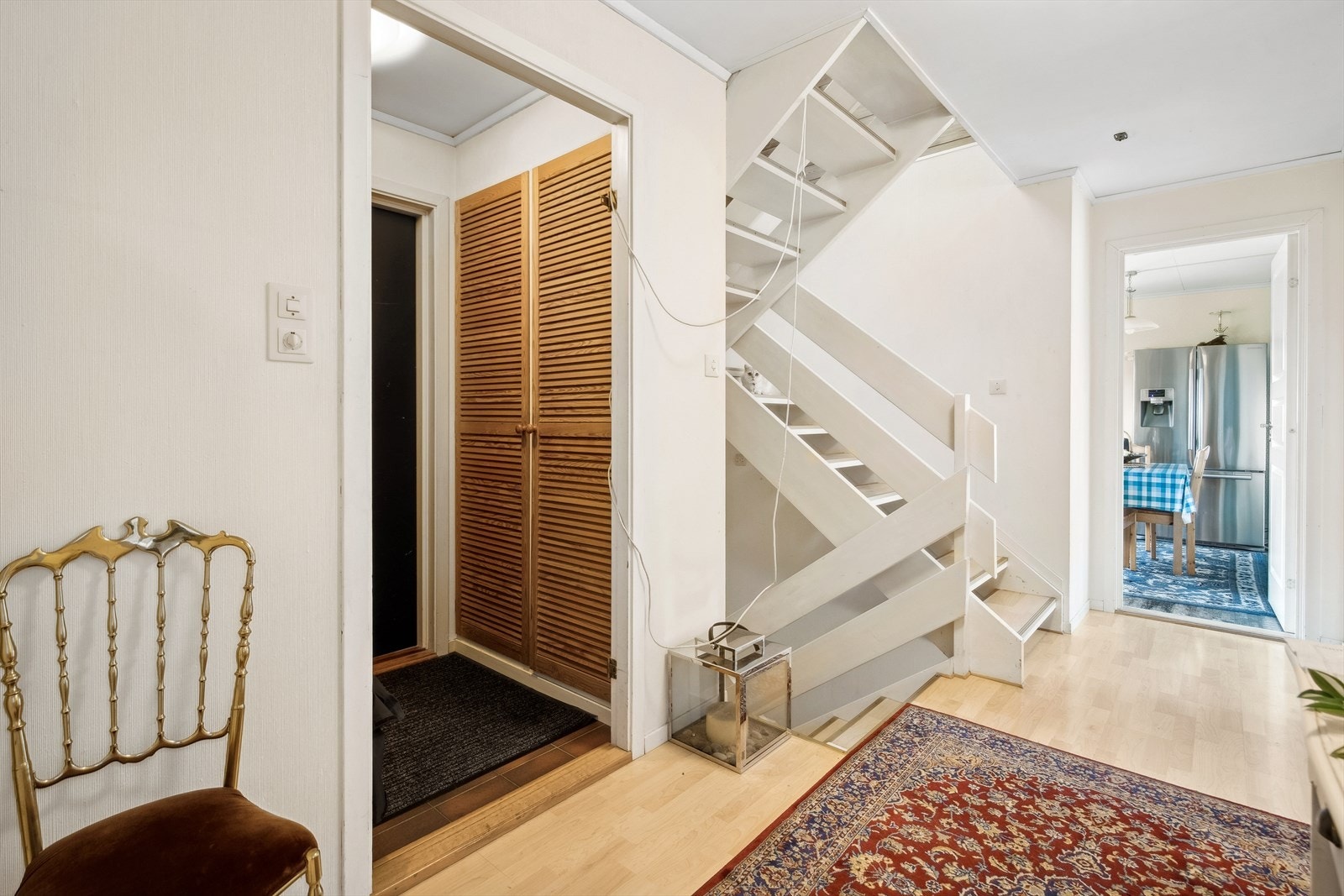 Du kommer inn til en romslig entré med fliser på gulvet og integrert garderobeløsning. Fra entréen er det trapper til 2. etasje og kjelleren. Galleribilde