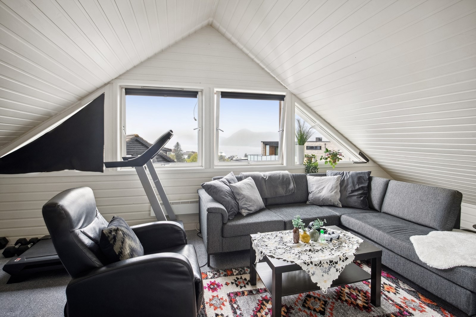 Videre opp i boligens 2. etasje finner man en romslig loftstue. Galleribilde