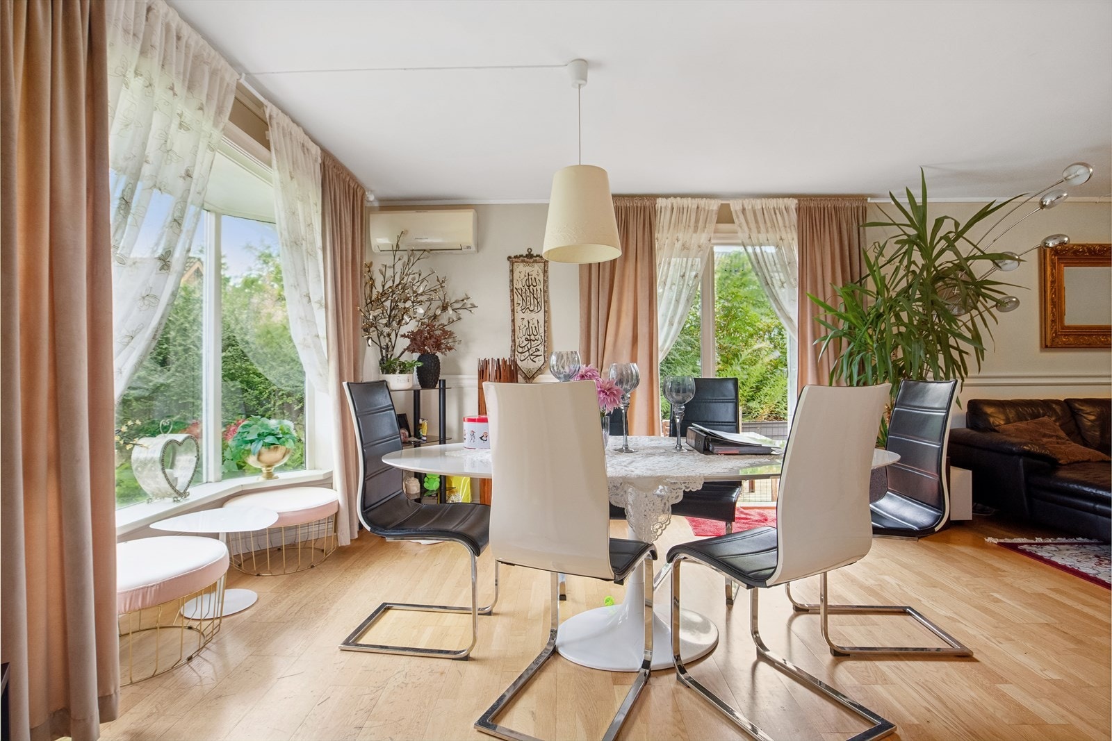 Stuen har god plass til både sofagruppe og spisestue. Galleribilde