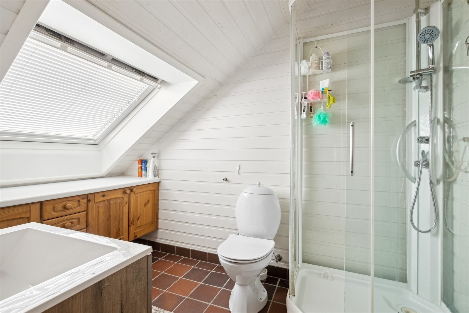 Badet i 2. etasje er innredet med servant på skuffesekjson, dusjkabinett og toalett. Galleribilde