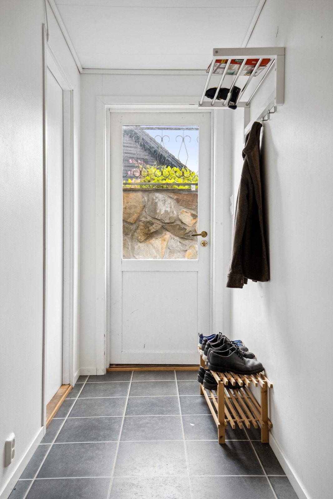 Kjelleretasjen har egen inngang fra utsiden, og består av entre, bod, stue med delvis åpen løsning til kjøkken (ikke godkjente), 2 soverom (ikke godkjente) og et bad. Galleribilde