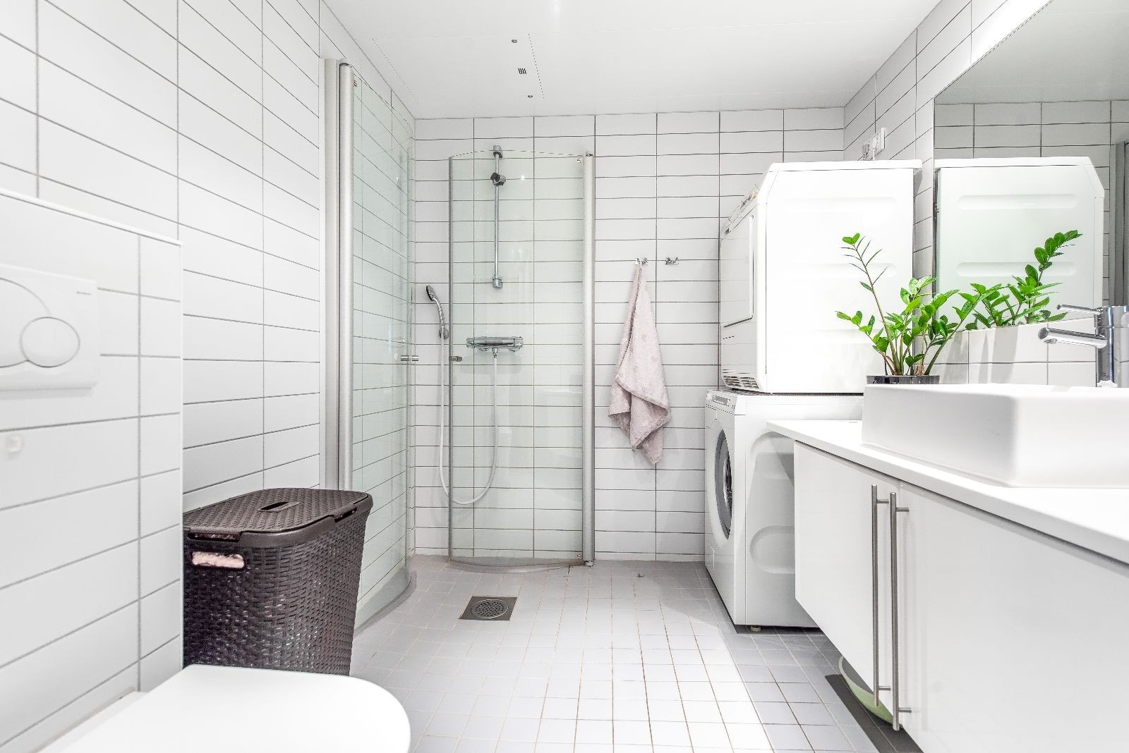 Moderne bad med god plass til vaskemaskin Galleribilde