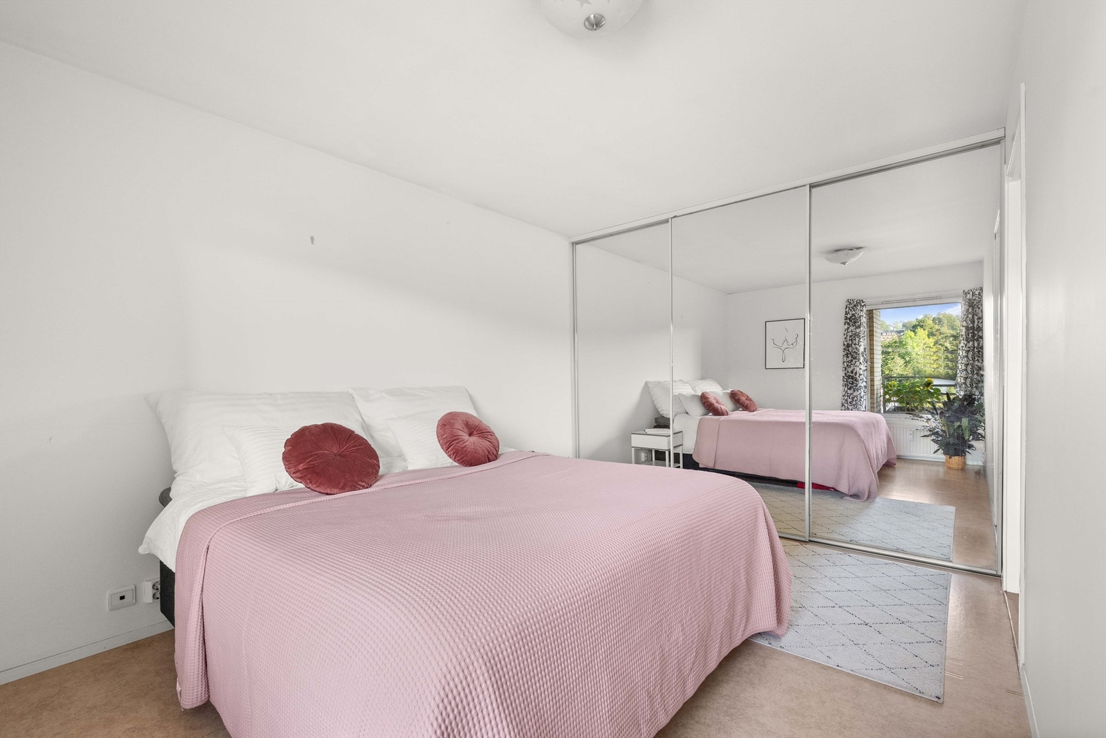 Hovedsoverommet har en skyvedørsgarderobe der det også er direkte inngang til badet Galleribilde