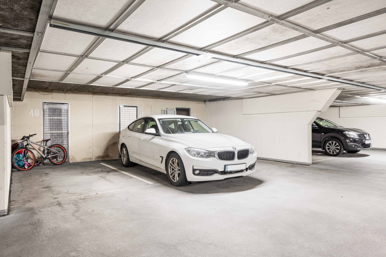 Alle seksjoner har enerett til en parkeringsplass hver i garasjekjeller Galleribilde