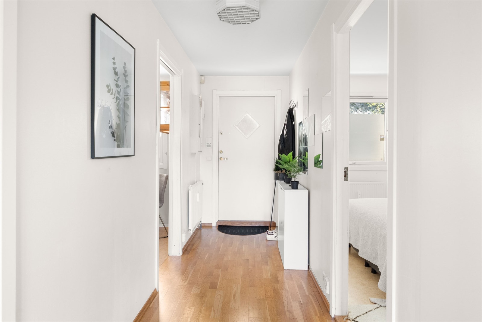 Gang/entrè som kan innredes med garderobeskap eller andre entrémøbler som kommode, skoskap eller lignende. Galleribilde