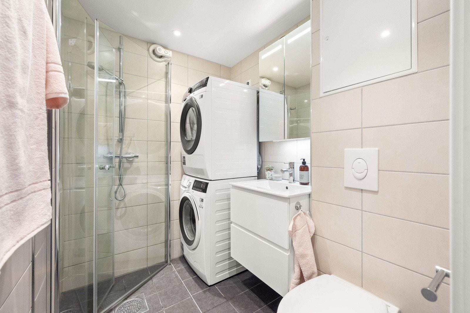 Boligen har et pent og moderne bad, oppusset i regi av borettslaget i 2021. Badet er flislagt med varme i gulv og downlights i himling Galleribilde