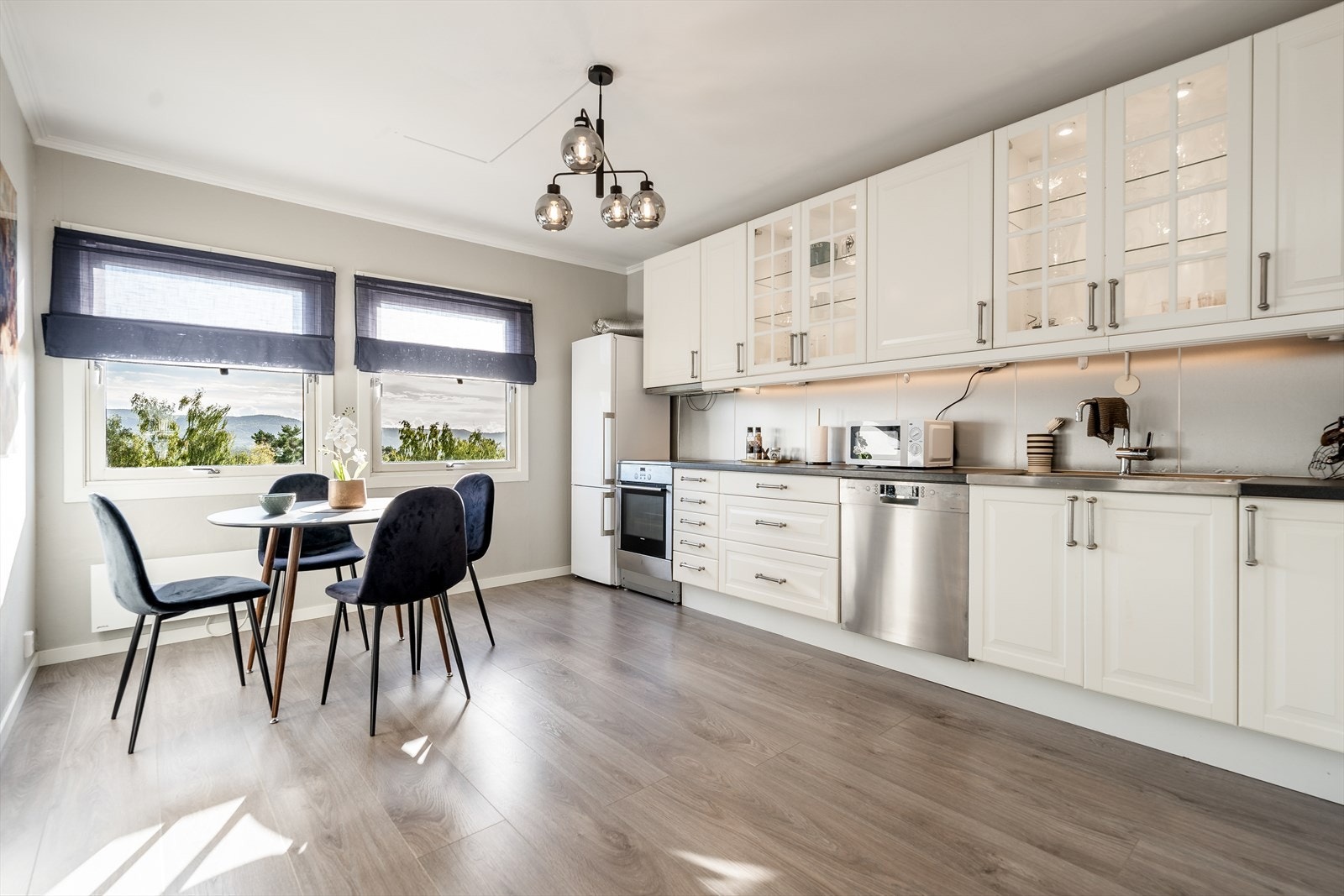 Kjøkkenet er av god størrelse og har lys, pen kjøkkeninnredning fra Ikea med fabrikkmalte fronter i profilert utførelse. Kitchenboards og nyere led-belysning over laminat benkeplate med god arbeidsflate og oppvaskkum i rustfritt stål. Galleribilde