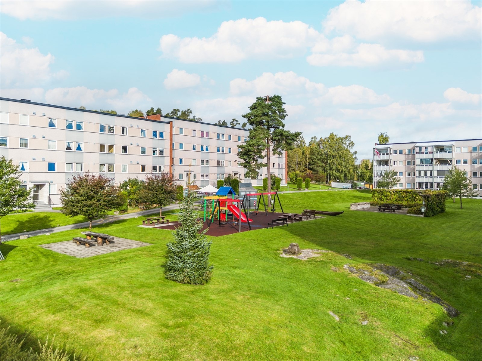 Tomten er pent opparbeidet med store, fine grøntarealer og diverse beplantning, samt asfalterte internveier og parkeringsarealer. Mellom blokkbebyggelsen er det opparbeidet et hyggelig tun, med stor gressplen og lekeplass med diverse lekeapparater. Galleribilde