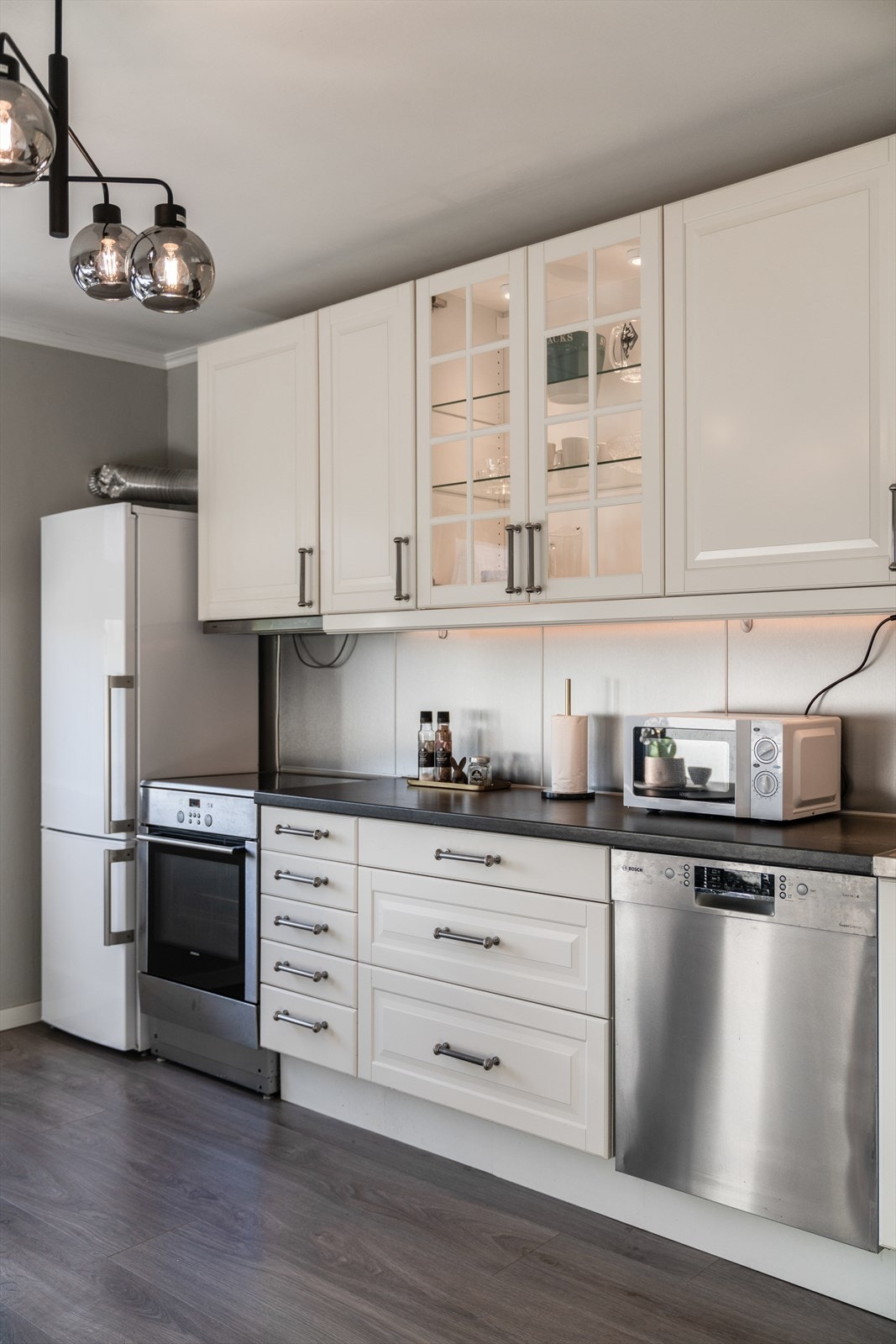 Kjøkkenet ble i 2019/20 påkostet nytt Pergo laminatgulv og nye gulvlister. Øvrige overflater består av malt glassfiberstrie og mdf-panel på vegger og malt puss i tak. Det er for øvrig god plass til spisegruppe ved kjøkkenvinduet. Galleribilde