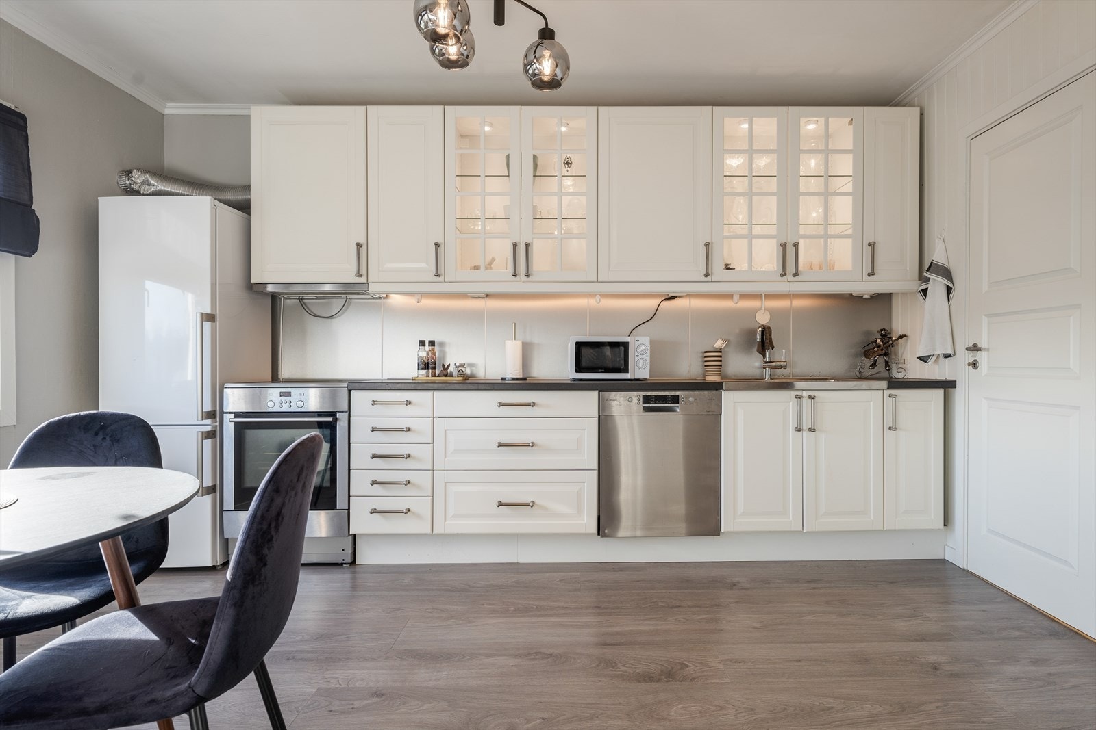 Leiligheten har en fin planløsning som inneholder entré, pen og romslig stue med utgang til vestvendt, innglasset balkong. Kjøkken av god størrelse med Ikea-innredning og god plass til spisebord, baderom, 2 gode soverom og bod ved kjøkkenet. Galleribilde