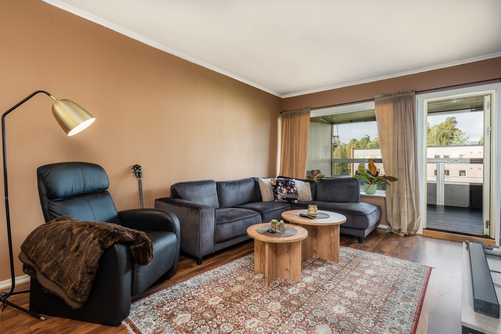 Overflater består av laminat på gulv, malt tapet på vegger og malt puss i tak. Borettslagets kabel-tv og internett leveres av Viken Fiber og er inkludert i felleskostnadene. Galleribilde