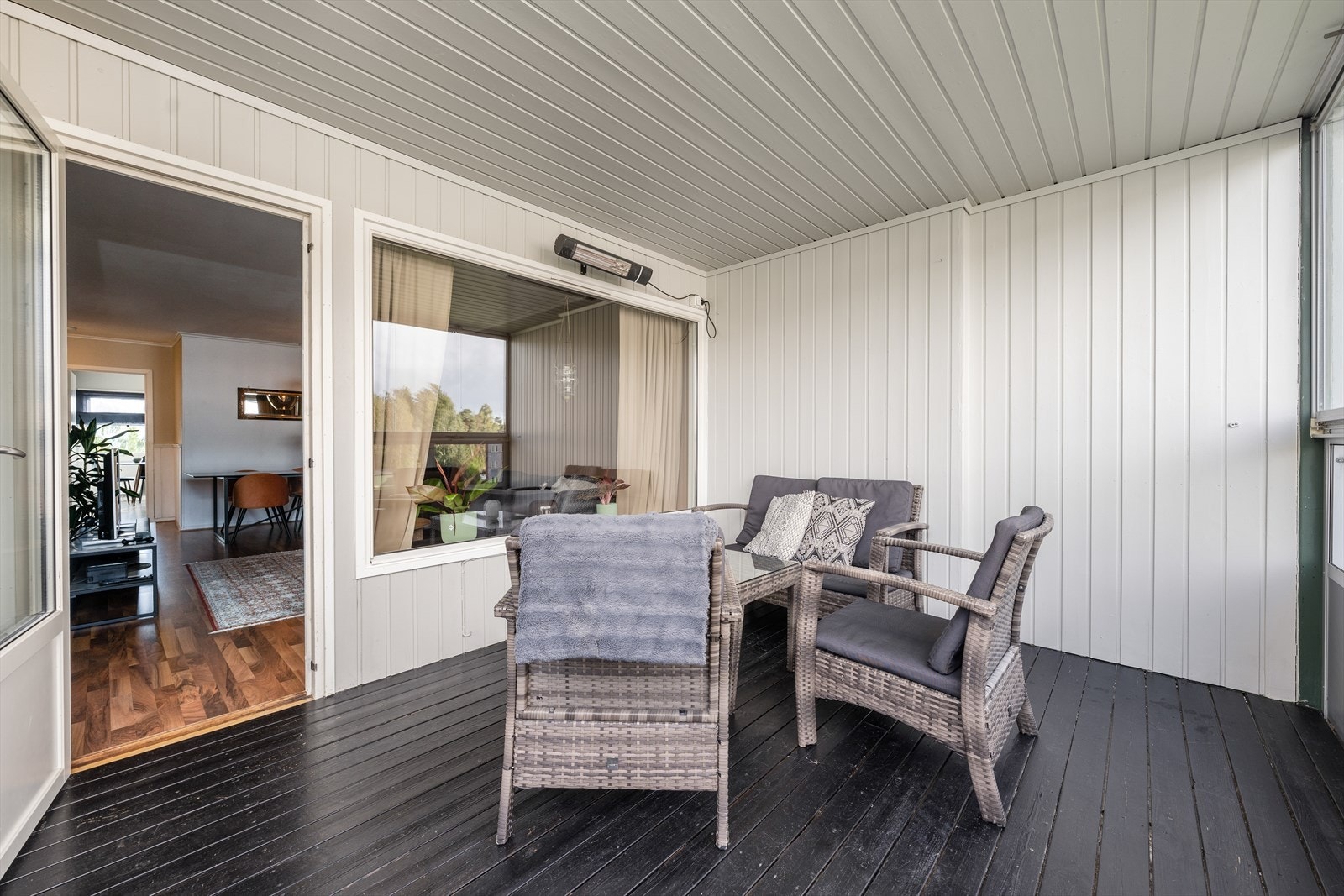 Lys og hyggelig balkong med plass til utemøbler etter ønske. Perfekt for besøk av venner og bekjente! Galleribilde