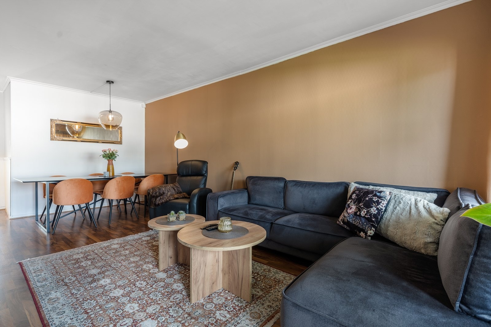 Leilighetens stue fremstår pen og romslig, med god plass både til sofagruppe, mediemøblement og spisegruppe. Stuen har lyse veggflater, stor vindusflate og utgang til innglasset balkong med varmelampe og utsyn over felles grøntareal. Galleribilde