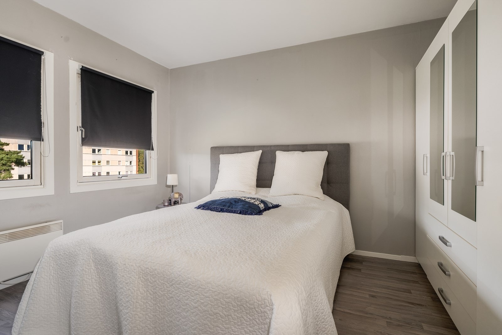 Hovedsoverommet er tilliggende stuen, med vestvendte vinduer og romslig garderobeskap med god plass til klesoppbevaring. Overflater på soverommene består av laminat på gulv, malt tapet på vegger og malt puss i tak. Galleribilde