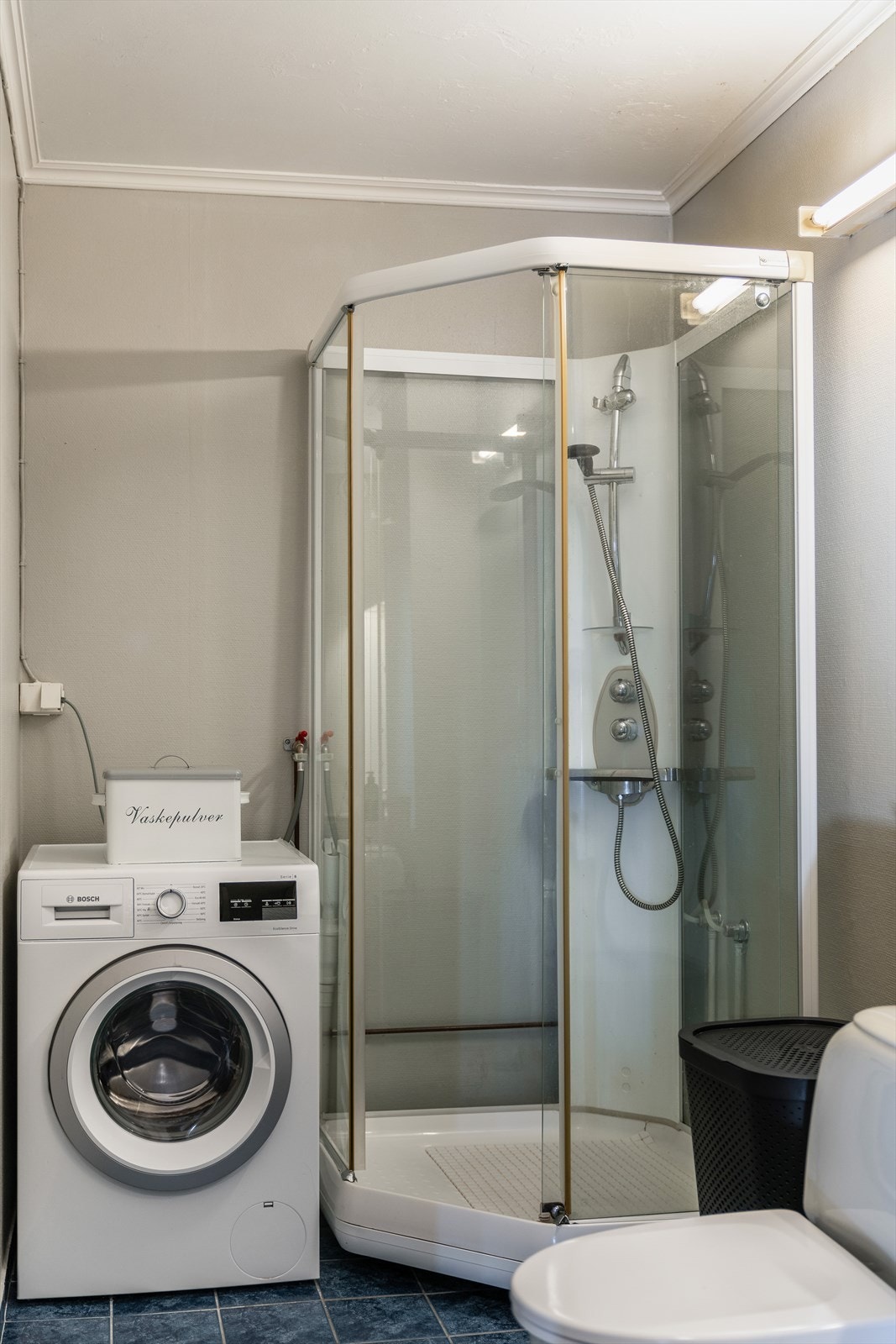 Baderommene i borettslaget er vedtatt oppgradering i regi av borettslaget i perioden 2021-2025. Økt fellesgjeld og felleskostnader må påregnes. Nåværende baderom er utstyrt med toalett, dusjkabinett og opplegg for vaskemaskin. Galleribilde