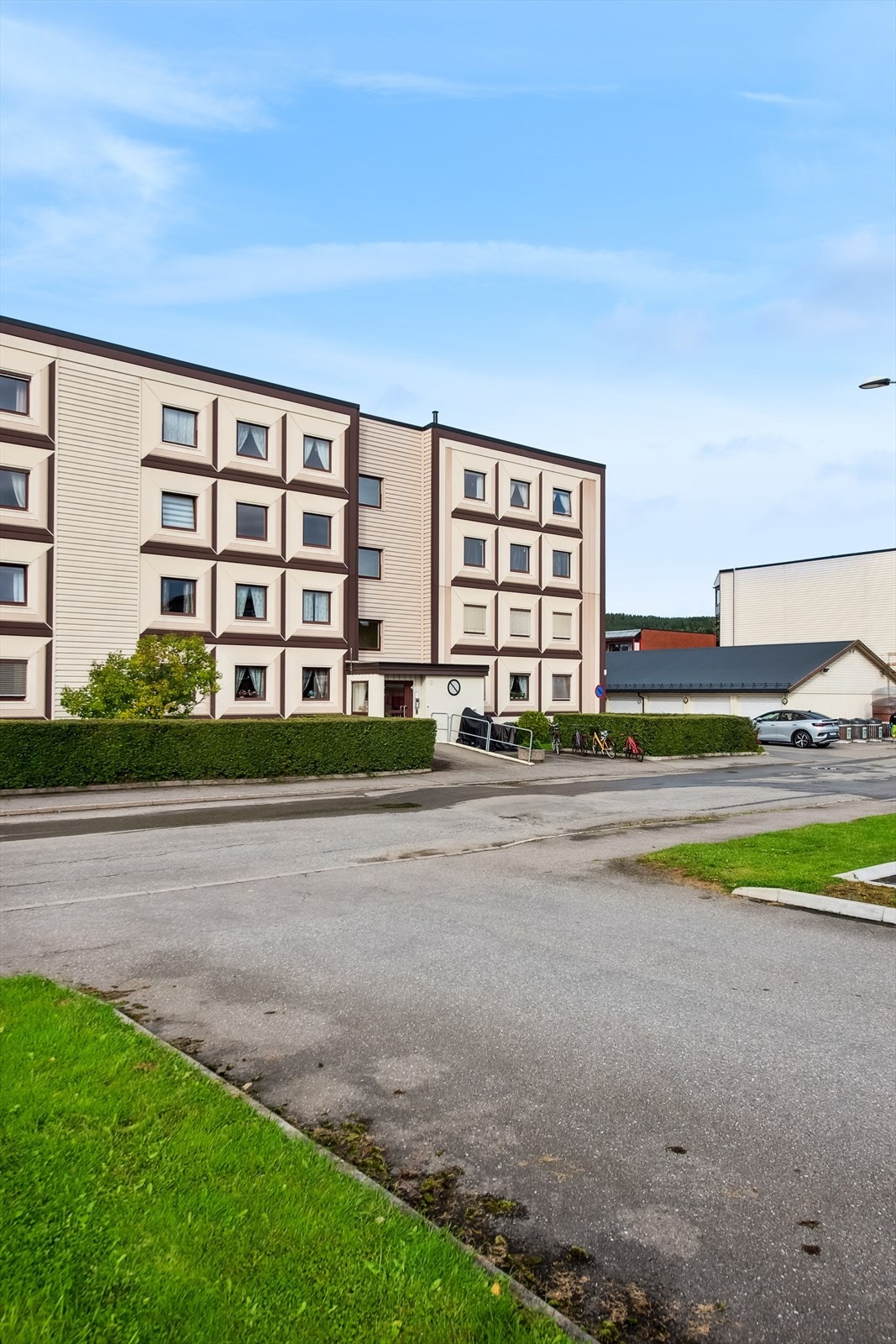 Leiligheten ligger i 3. etasje, og har adkomst via felles heis og trappegang Galleribilde