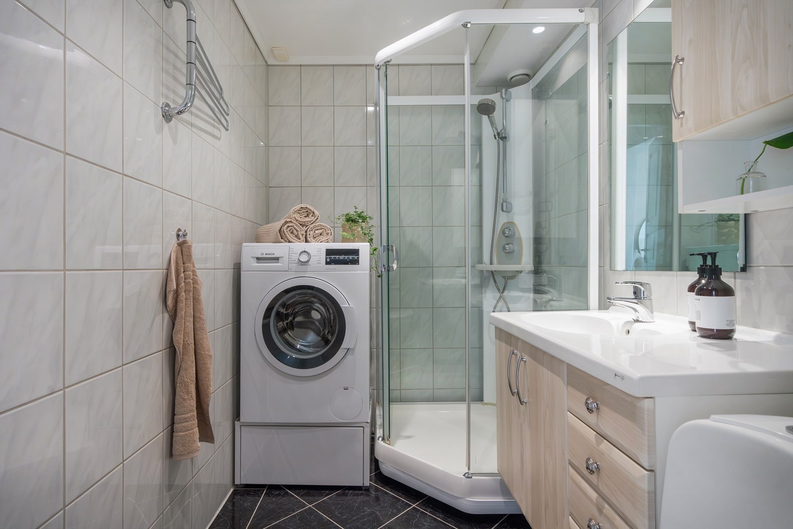 - Badet er innredet med opplegg for vaskemaskin - Galleribilde