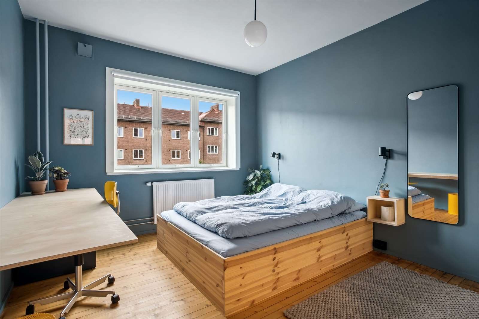 Behagelig stort soverom med vindu inn mot rolig bakgård. Galleribilde