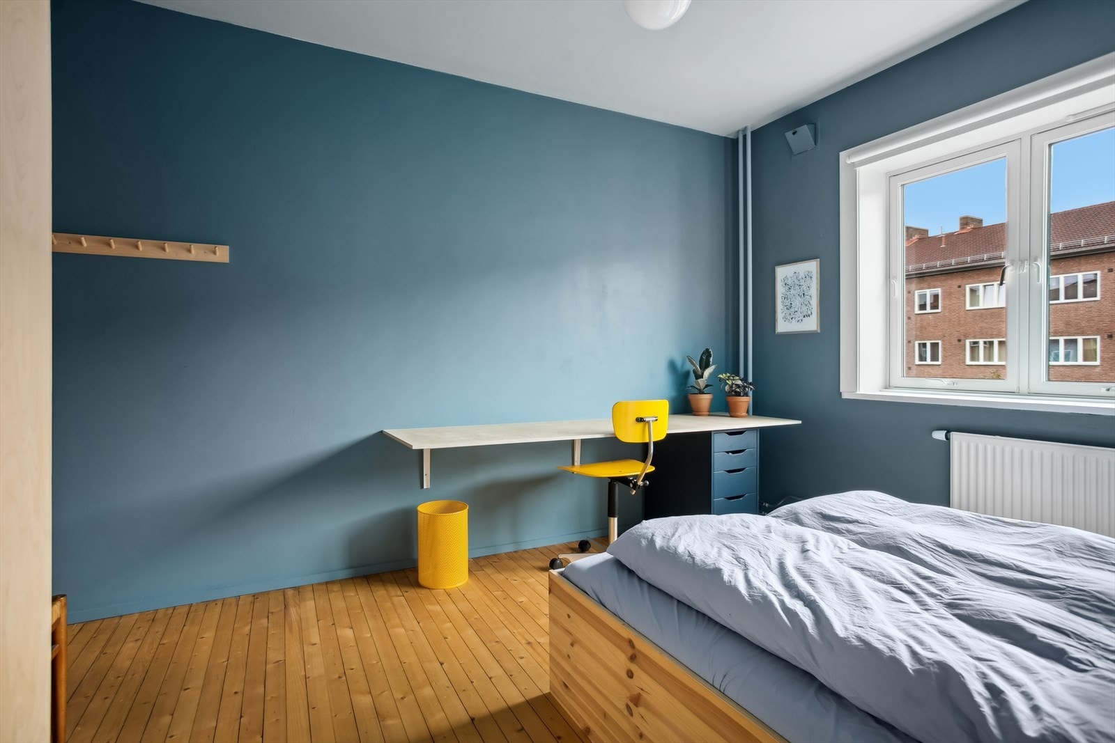 Det er god plass til oppbevaringsmøblemet, skrivebord eller annet du måtte ønske for å utvide bruken av rommet. Galleribilde
