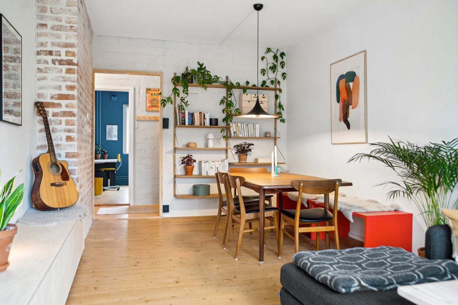 Her har du en god løsning med stue og spisestue som inviterer til sosialt samvær. Galleribilde
