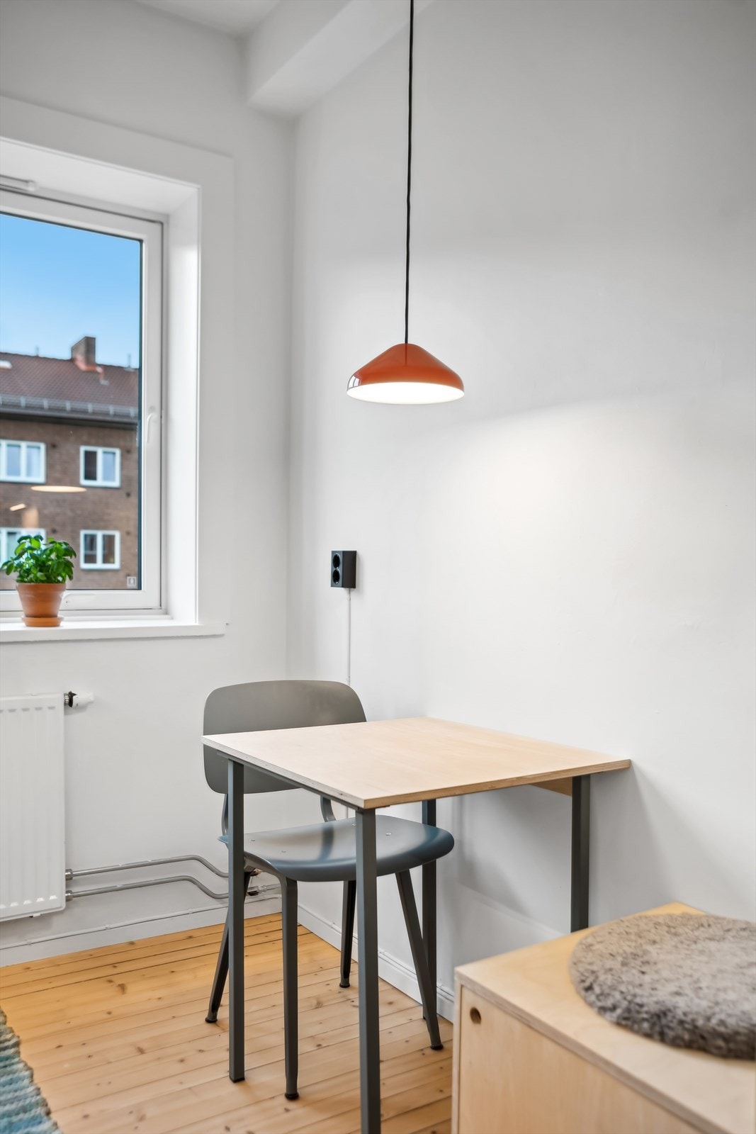 Koselig plass til å nyte morgenkaffen med utsikt over den flotte bakgården. Galleribilde