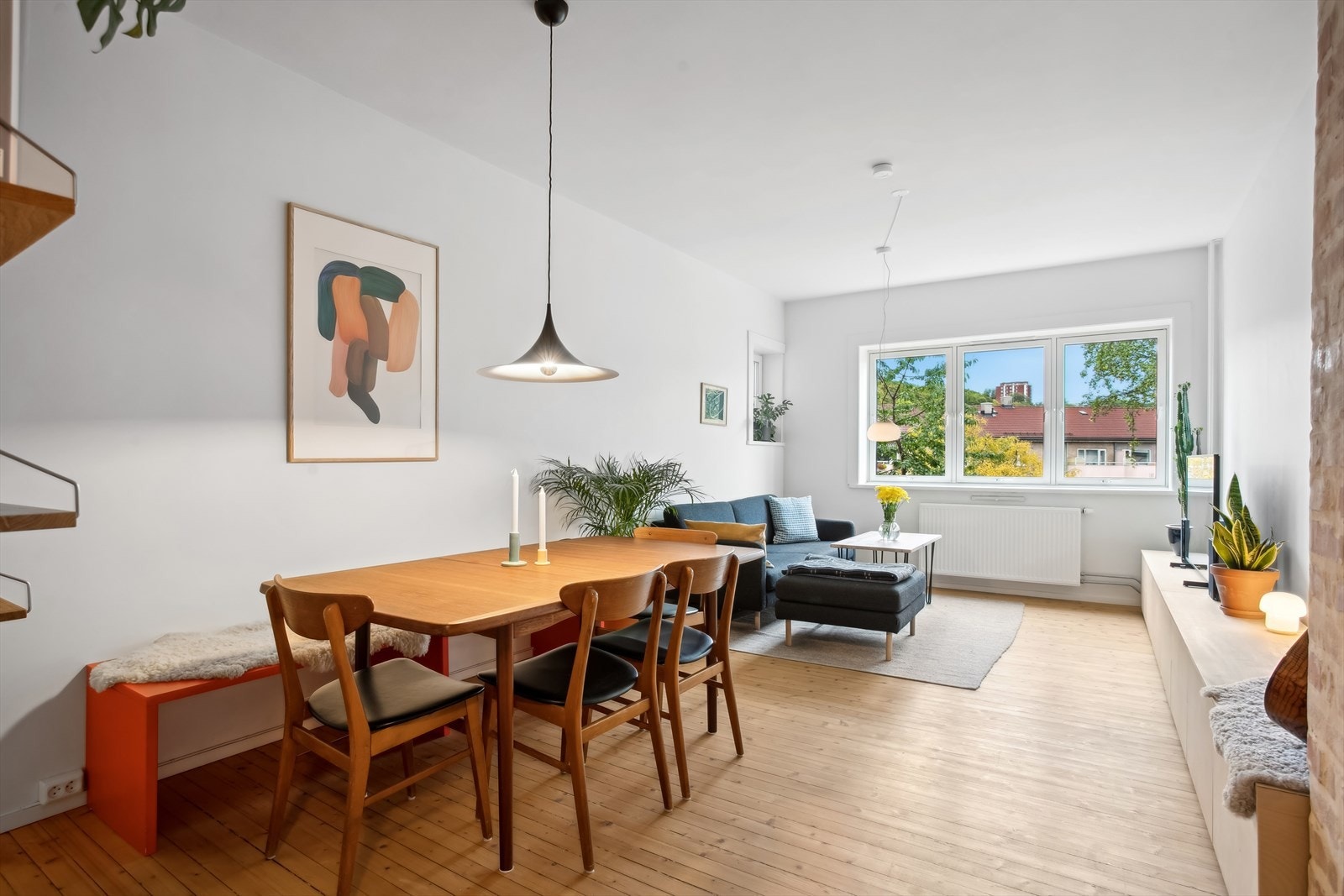 Leiligheten har lysinnslipp fra to sider som sørger for rikelig med naturlig sollys. Det er essensielt for å skape en god romfølelse. Galleribilde