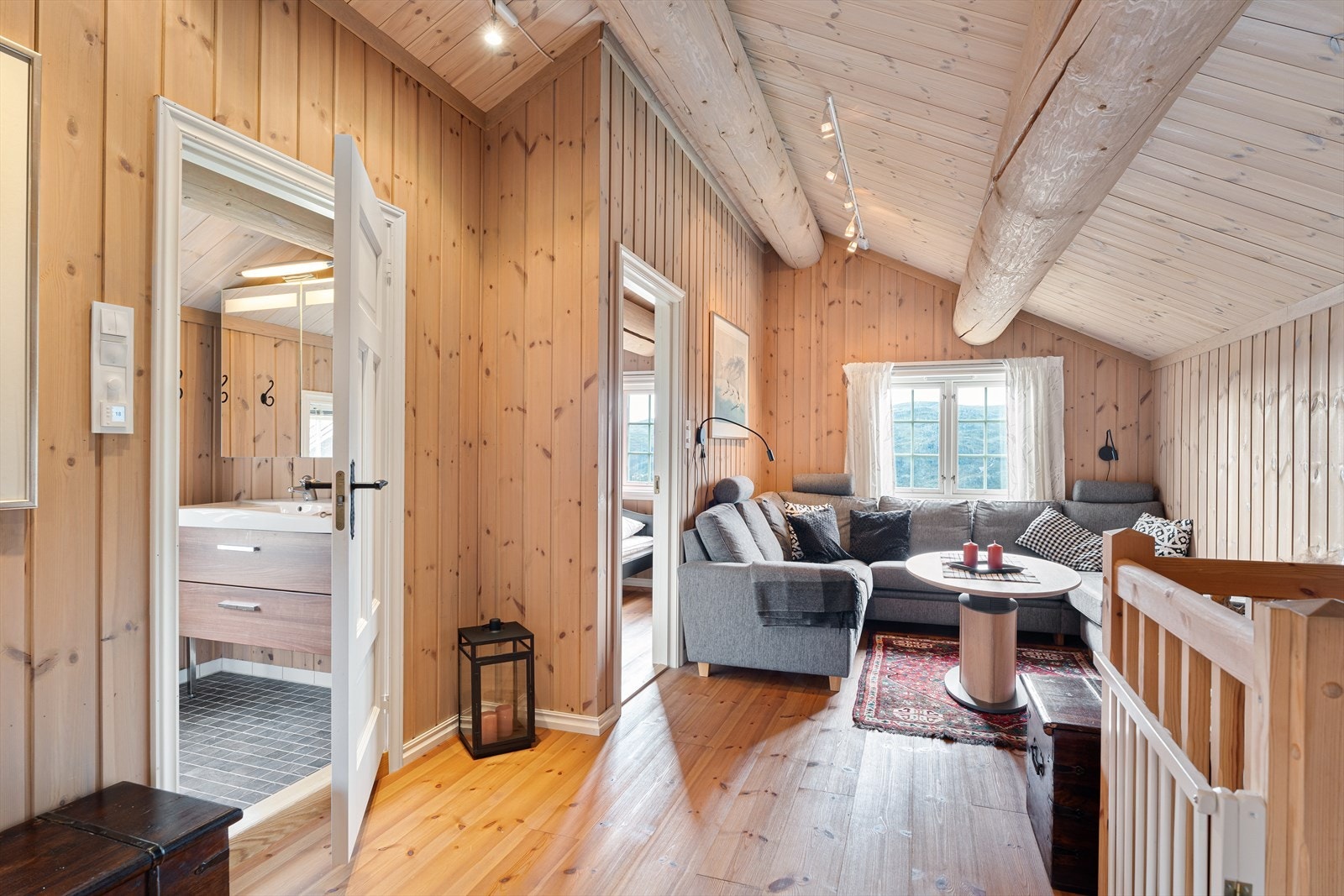 2.etg: Loftstue med inngang til eget bad Galleribilde