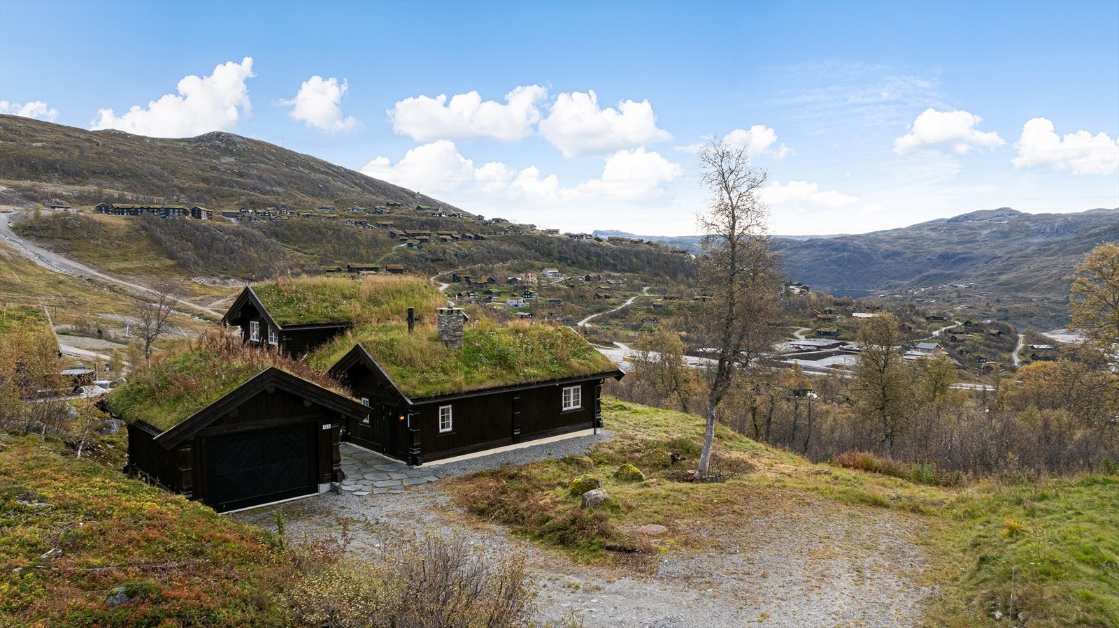 Hytten ligger helt i front øverst i Raudbergfeltet og er skjermet fra vei. Flott hytte med frittstående garasje Galleribilde