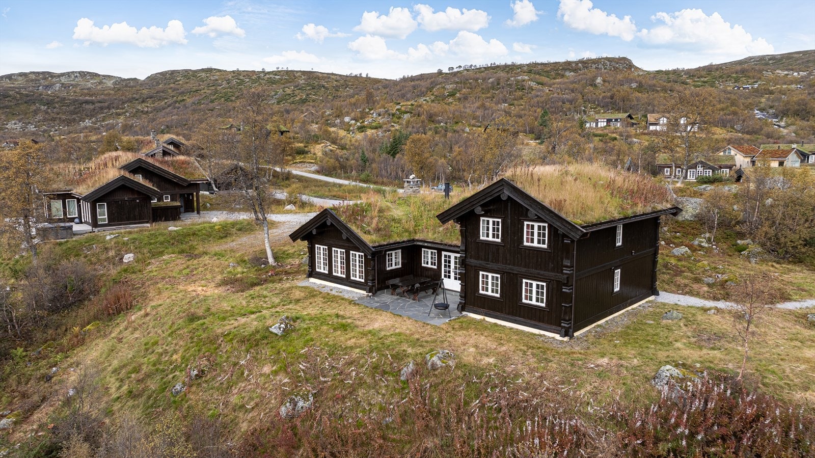 Det er opparbeidet sti til naboeiendommen (naboeiendommen inngår ikke i salget) Galleribilde