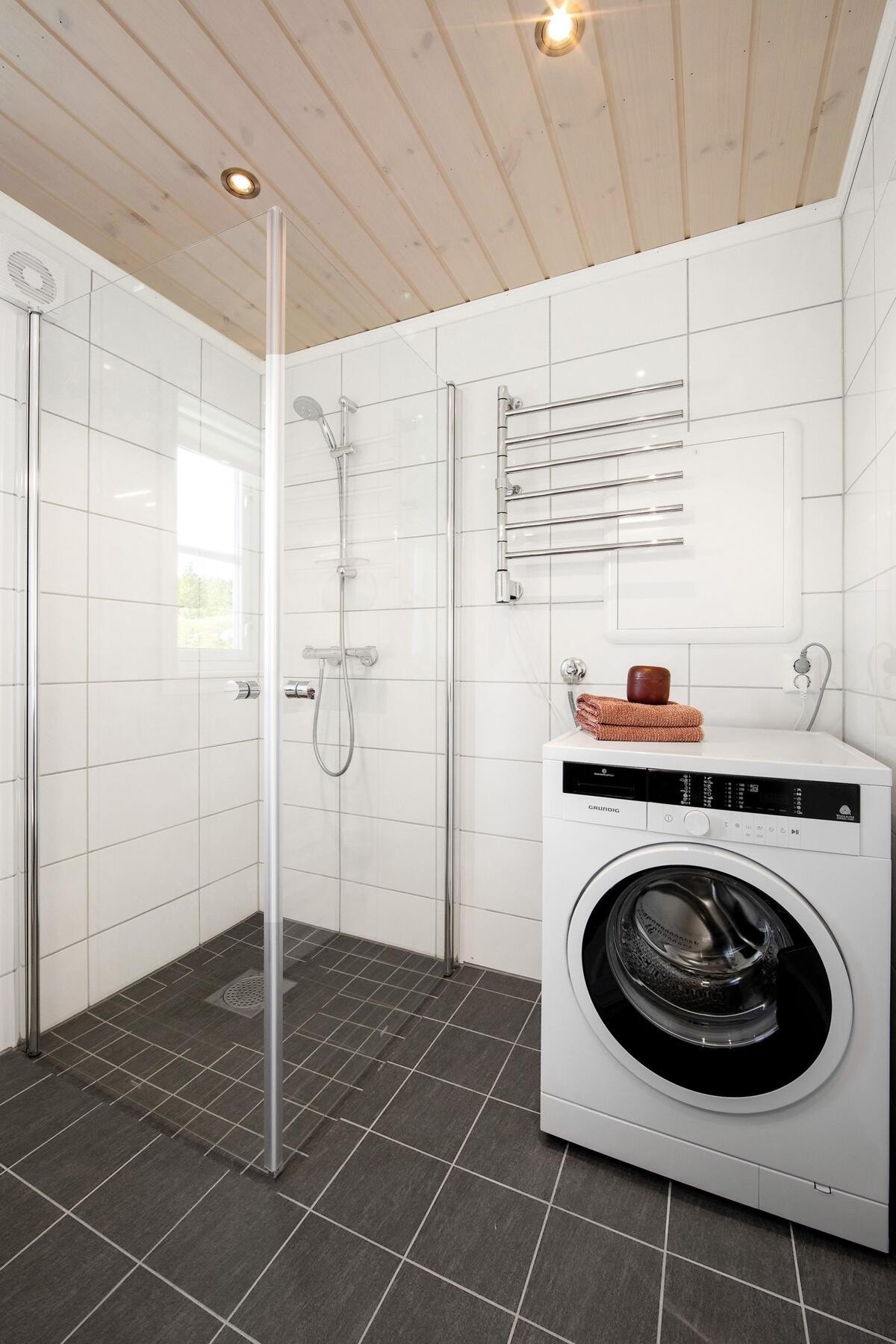 Om man ønsker er det plass til vaskemaskin på badet. Galleribilde