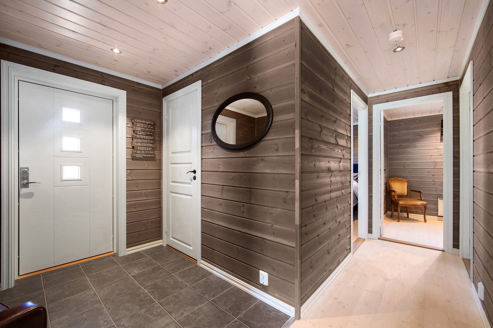 Hyggelig entrè med en praktisk bod rett innenfor inngangen. Galleribilde