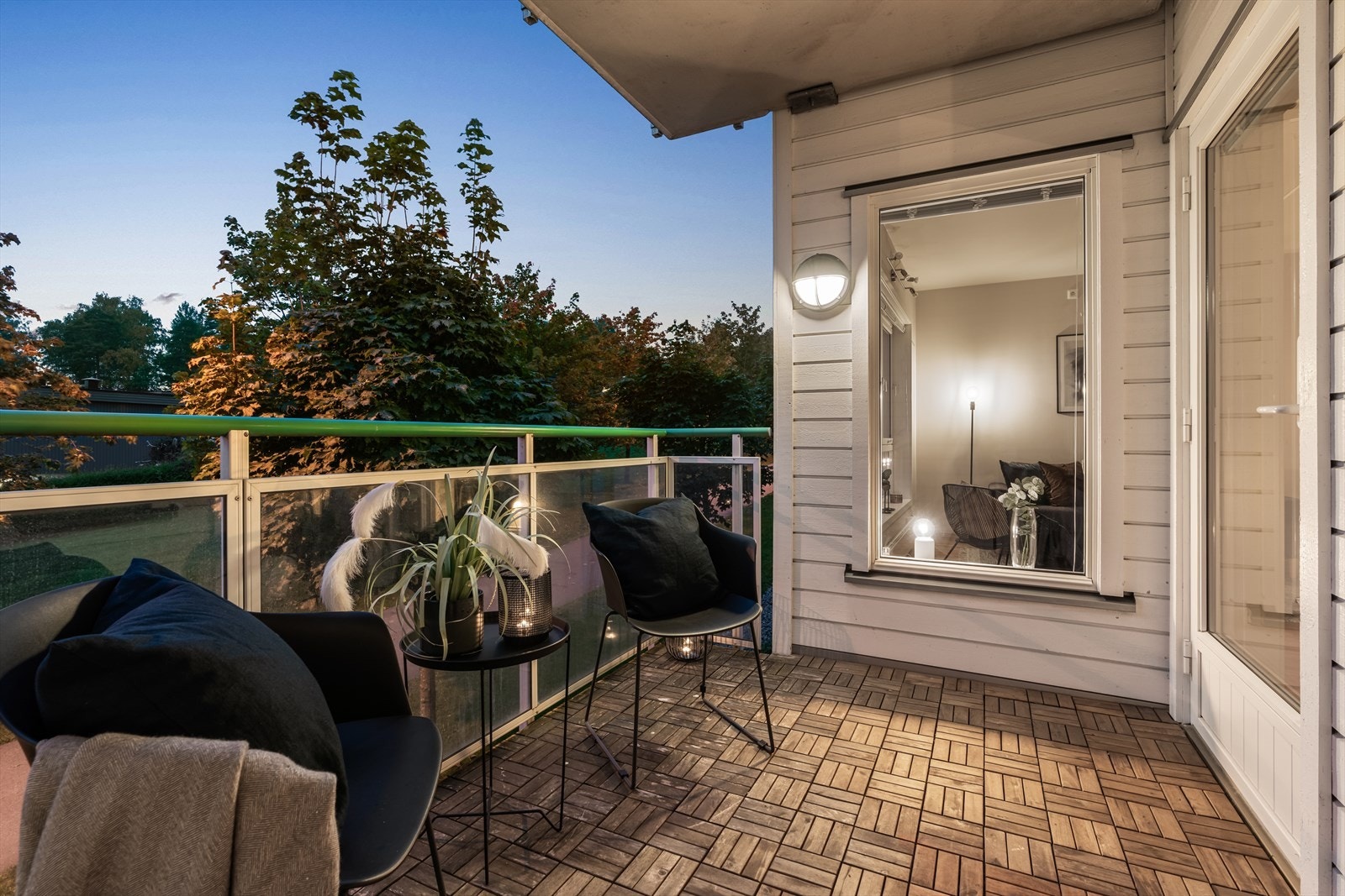 Balkong er mer enn dag og soltimer. Her kan man hygge seg på fine sommerkvelder. Galleribilde