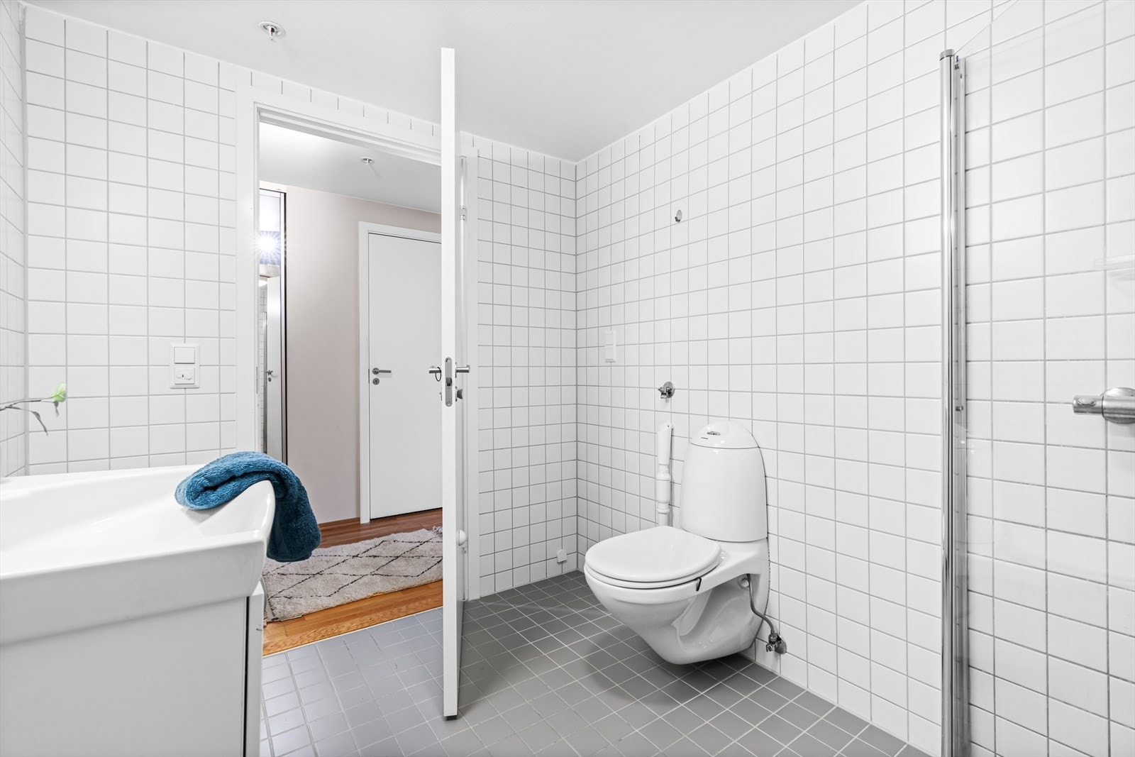 Videre har badet toalett og opplegg for vaskemaskin og tørketrommel. Galleribilde