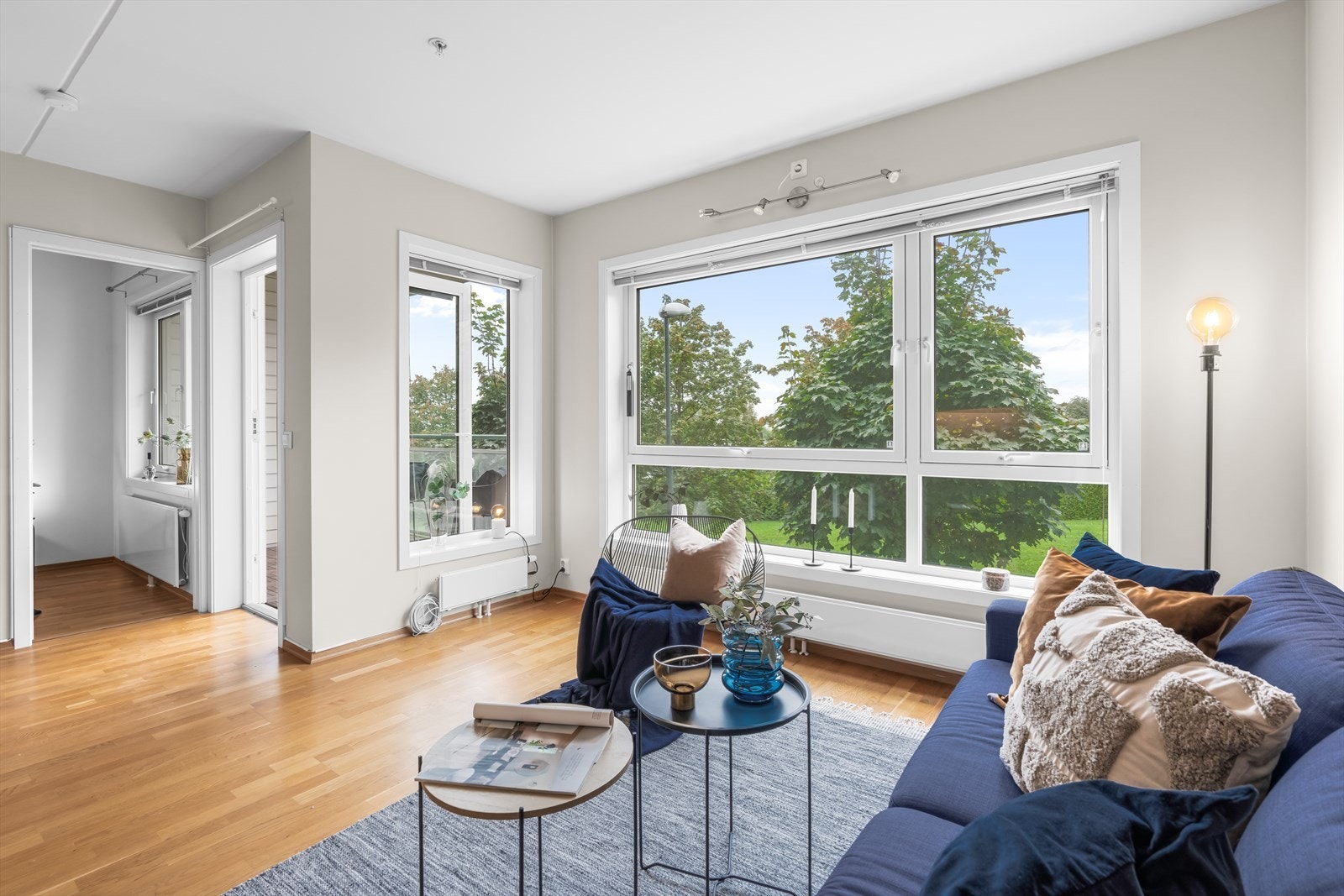 De store vindusflatene, sammen med balkongdøren, sørger for en lys og luftig atmosfære og ikke minst en hyggelig utsikt. Fra stuen er det utgang til balkong. Galleribilde