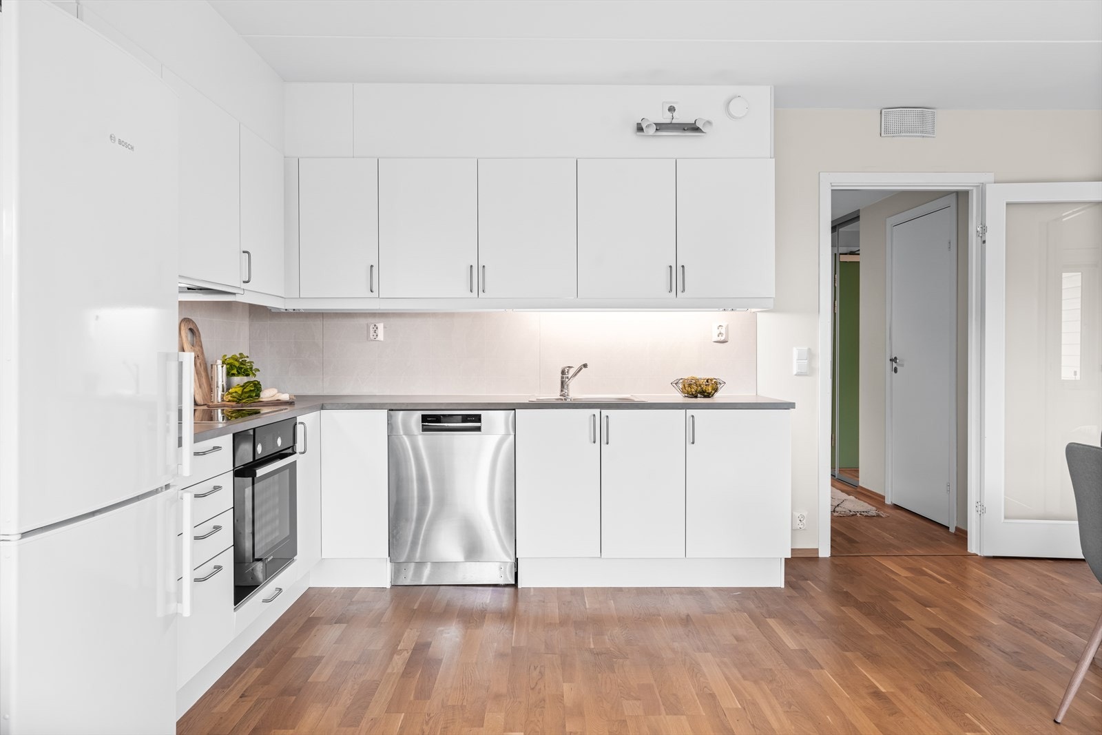 Kjøkkenet har innredning med glatte fronter. Galleribilde