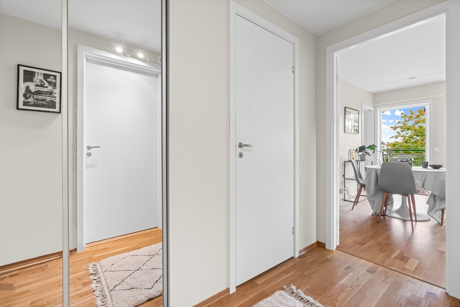 Skulle du ha behov for ytterligere lagringsplass, finner du en praktisk skyvedørsgarderobe samt innvendig bod. Galleribilde