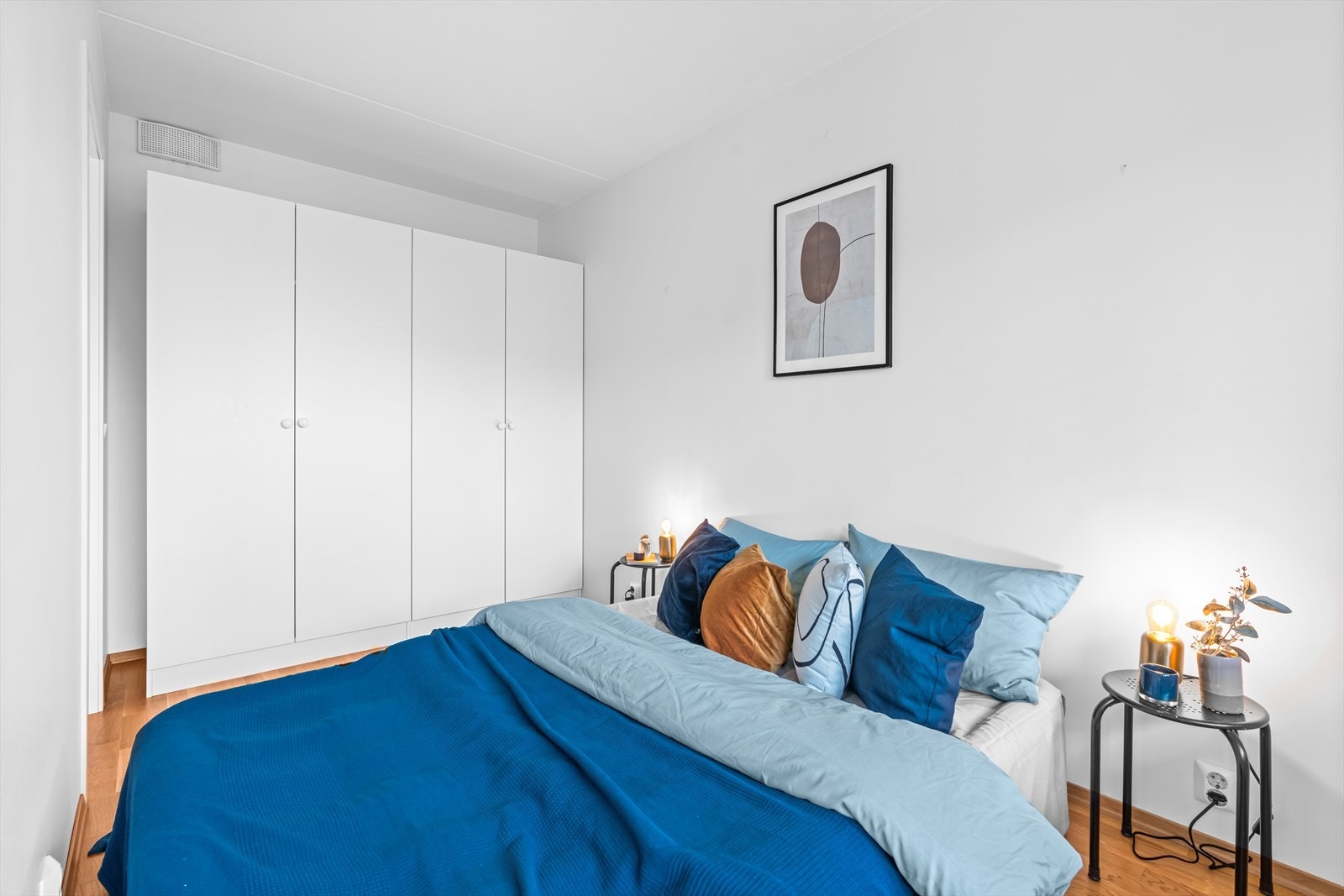 Soverommet har plass til dobbeltseng og tilhørende møblement. Klærne kan pent ryddes vekk i en stor og praktisk garderobe. Galleribilde