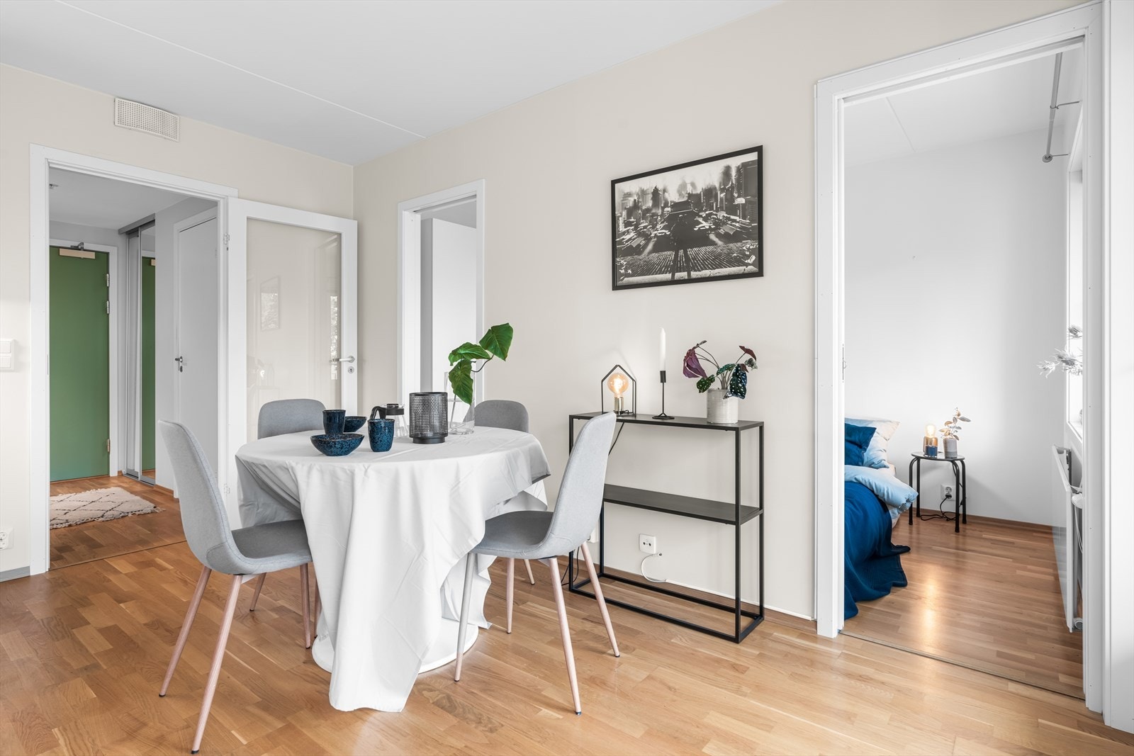 Det er god plass til spisebord mellom stue og kjøkken. Galleribilde