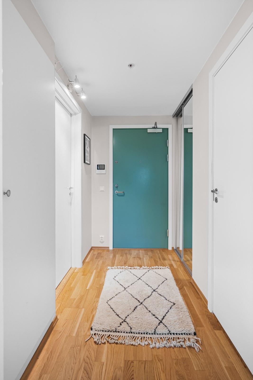 Du kommer inn i en romslig entré. Her er det god plass til å henge fra seg yttertøy og sette fra seg sko. Galleribilde