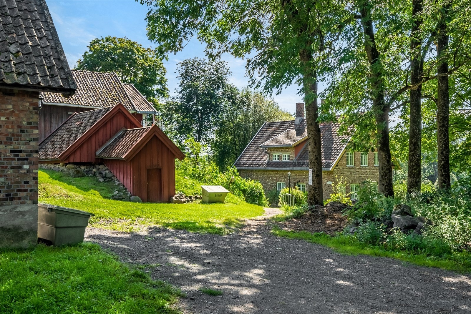 Tveten gård ser en liten oase med bygningsmasse helt tilbake fra 1700-tallet. Her er det både søndagskafé, konserter og et omfangsrikt kulturliv, noe som gjør gården til et fint møtested for folk i alle aldre. Galleribilde