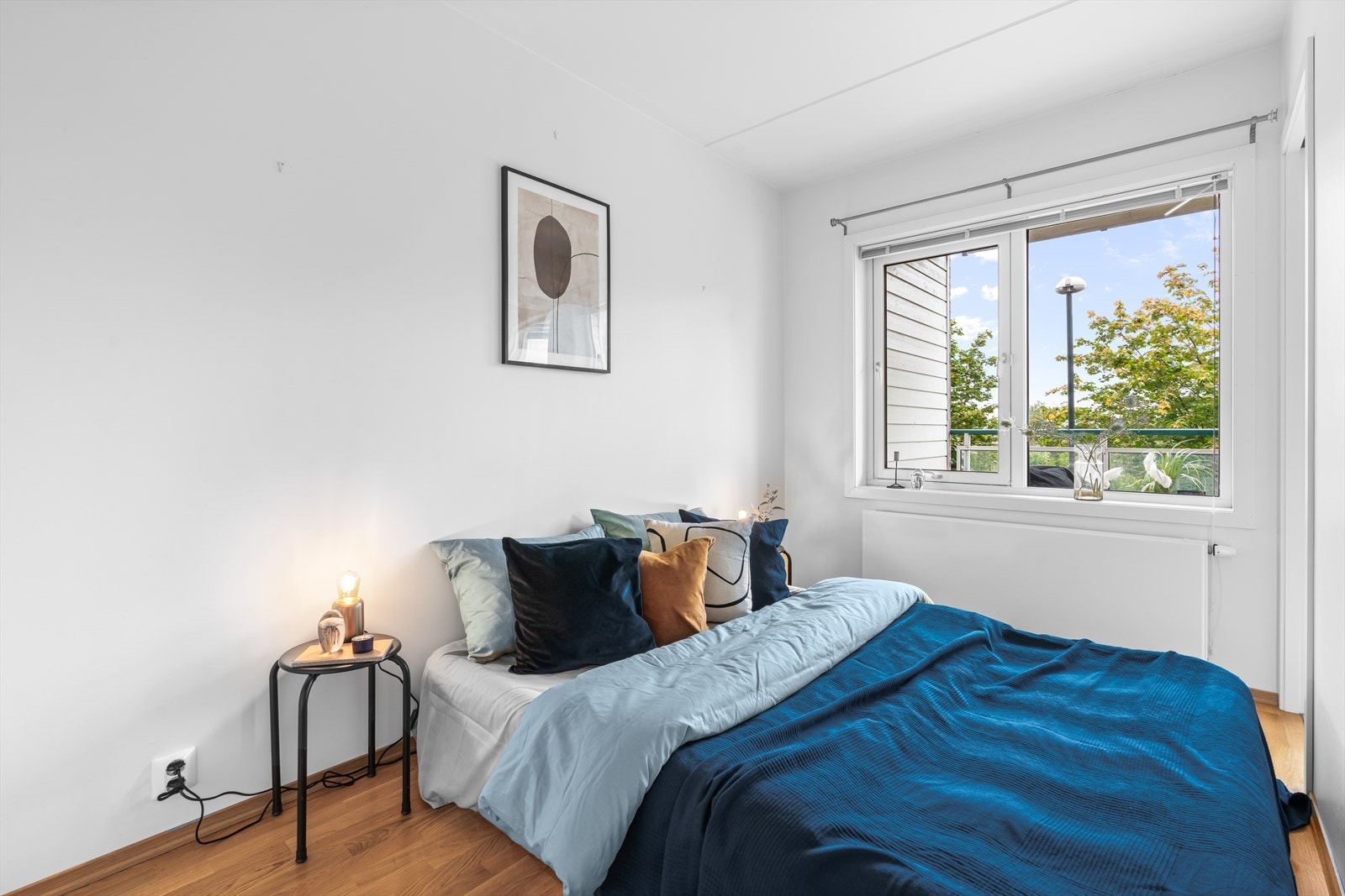 Lyst og pent soverom med adkomst fra stuen. Galleribilde