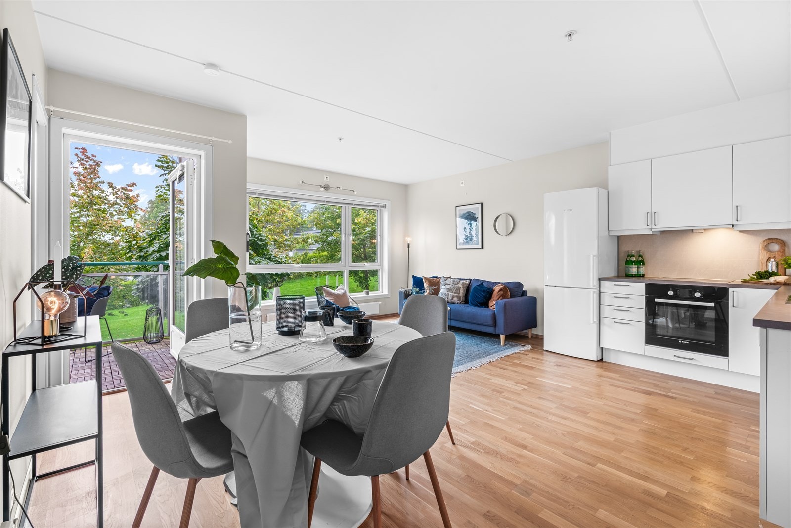 Sosialt midtpunkt - leiligheten har en lys og hyggelig stue. Galleribilde