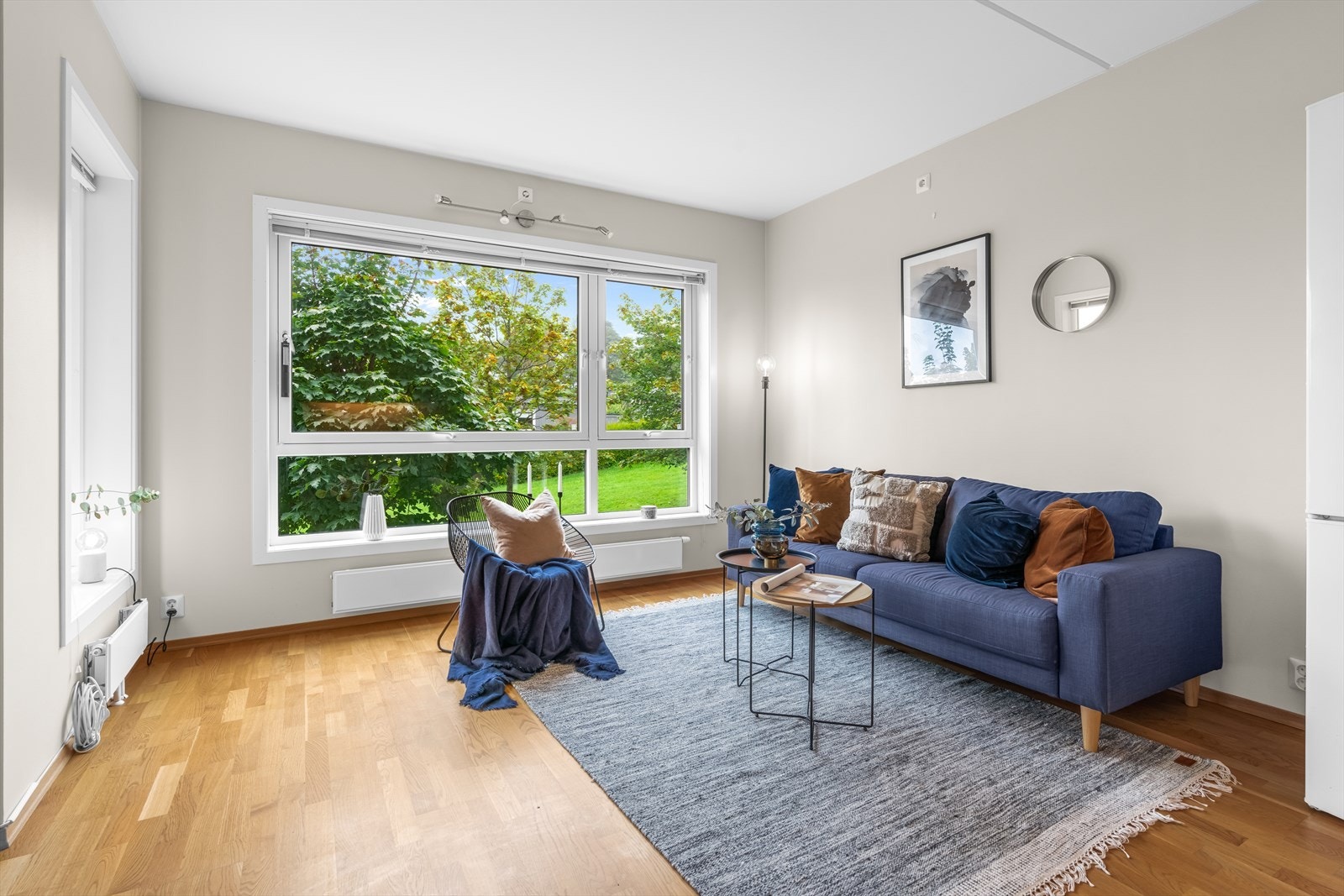 Her kan du nyte fritiden i sofakroken. Stuen har god plass til sofa, spisebord og annet møblement. Galleribilde