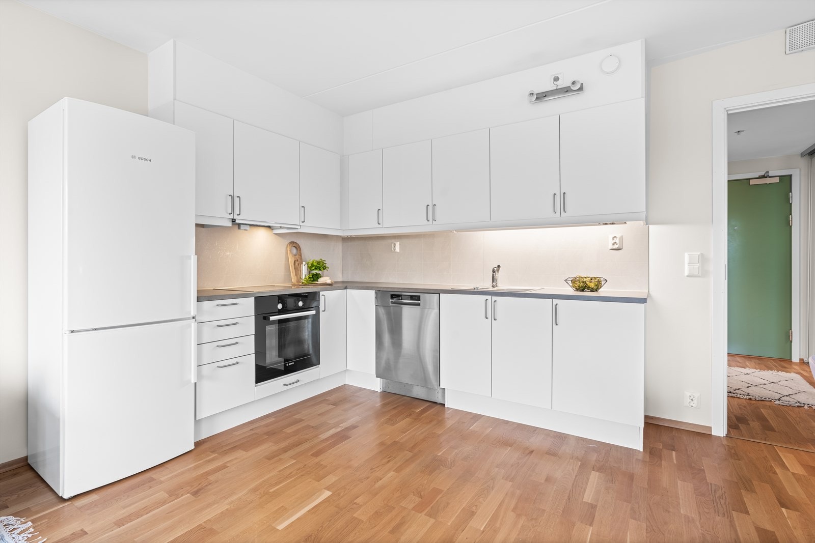 Videre har kjøkkenet rikelig skap- og benkeplass. Galleribilde