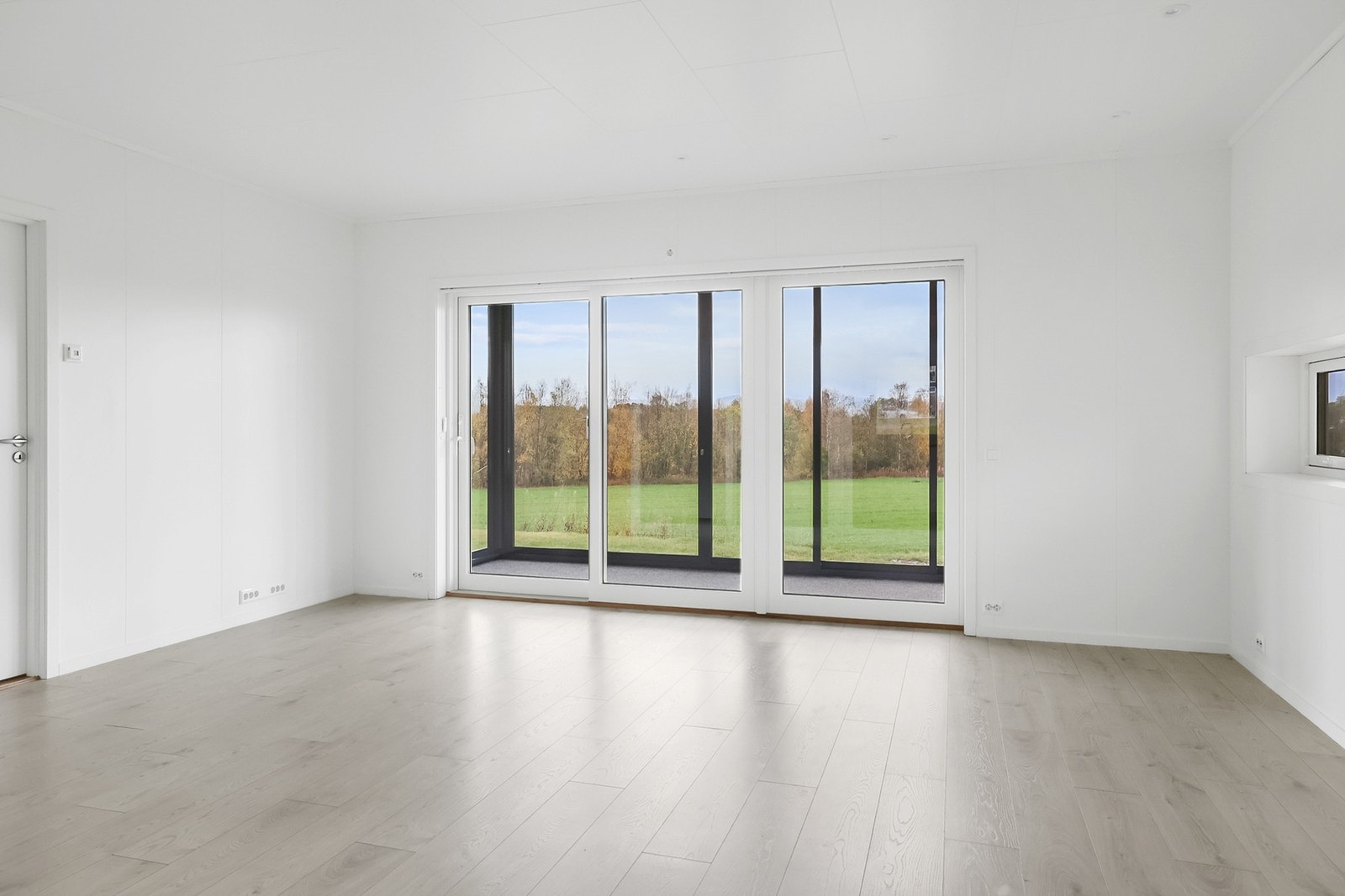 Stuen er lys og har store vindusflater som slipper inn godt med naturlig lys. Galleribilde