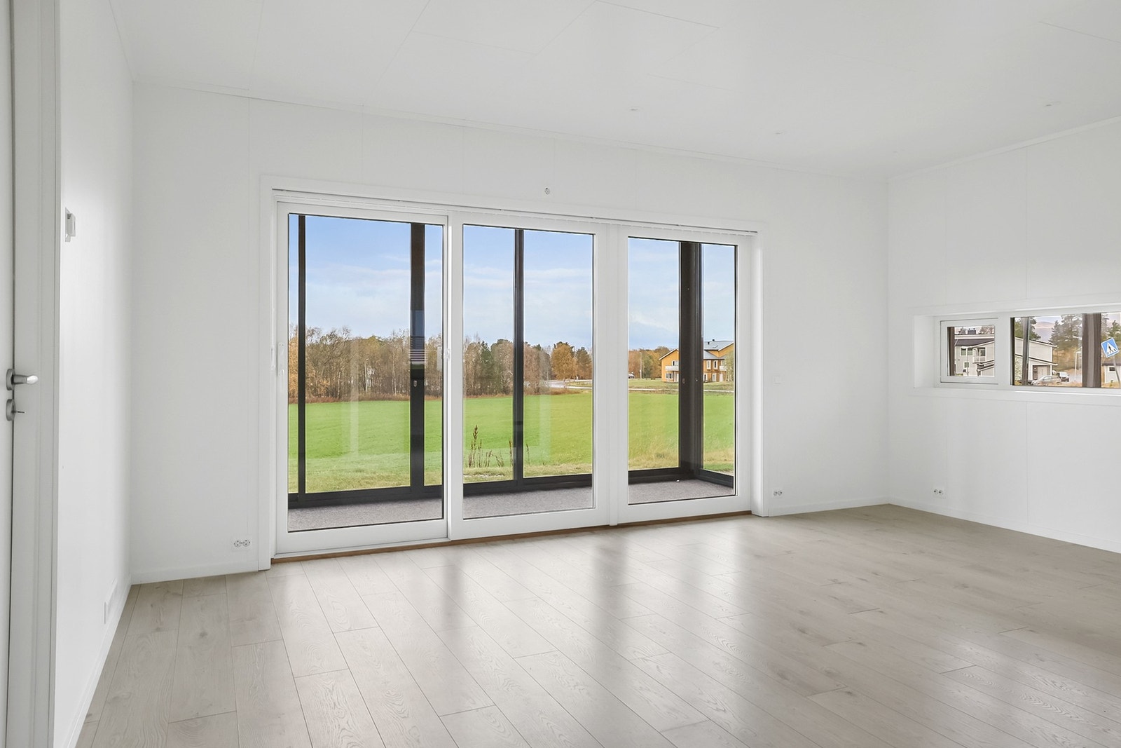 Det er god plass til en sofagruppe med tilhørende bord og ei spisestue. Galleribilde