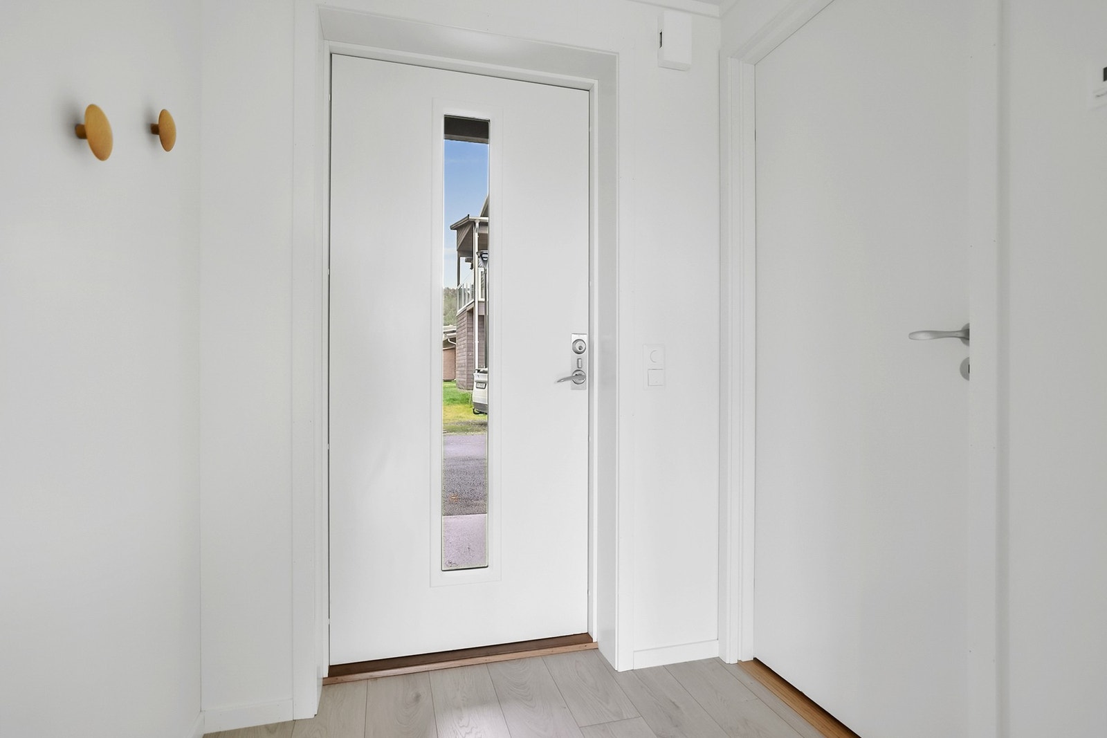 Entréen er lys og har plass til å henge fra seg på knagger. Galleribilde